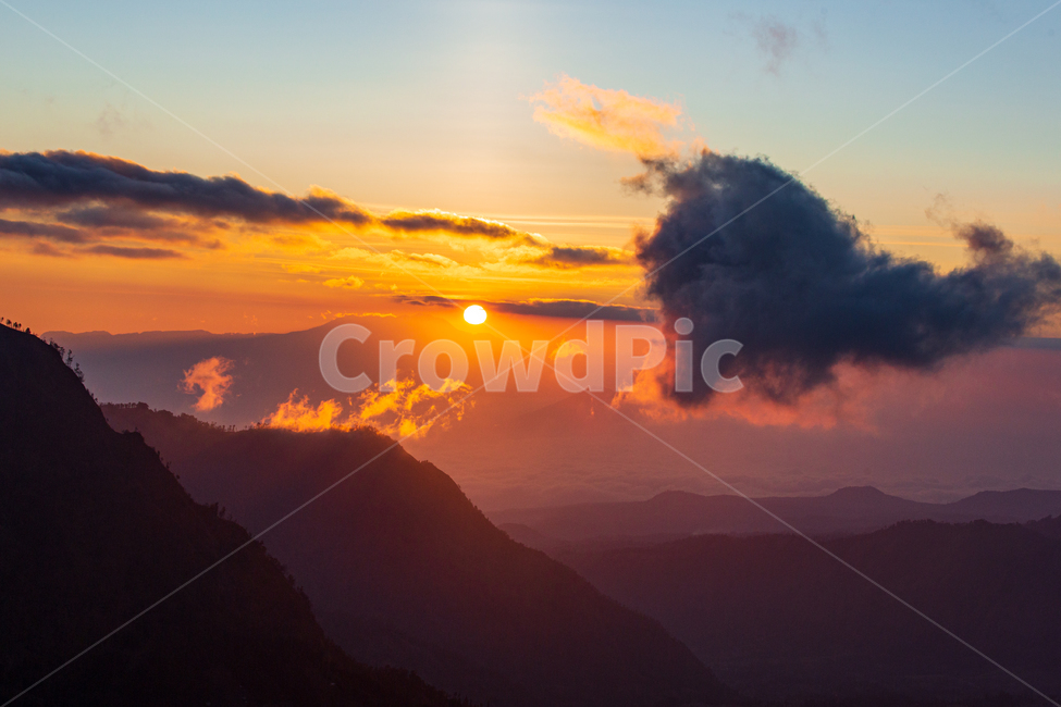 인도네시아,세계,bromo,volcano,브로모,풍경,자연,nature,노을,석양,일출,태양,해,구름,하늘,sky,산,산맥,빛,아침