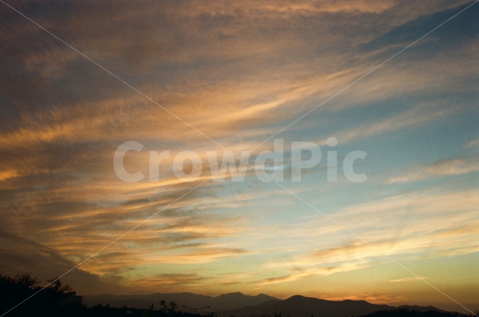 노을,하늘,산,운동장하늘,구름,5시,자연,풍경,nature,landscape,outdoors,옥외,sky,sunset,일몰,dawn,새벽,red sky,붉은 하늘,dusk,황혼