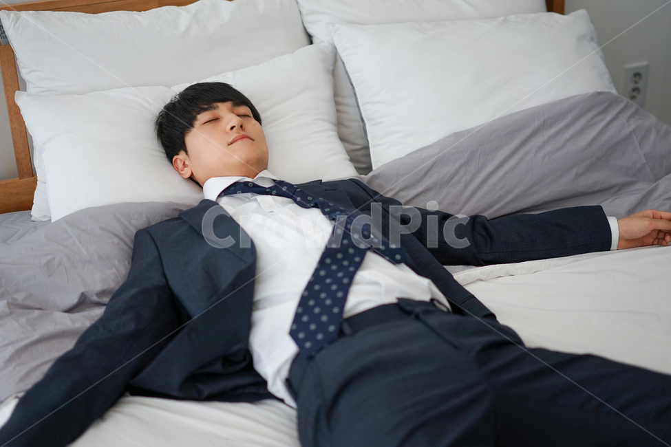 남성,남자,정장,침대,집,실내,침실,수면,취침,양복,사람,인물,인간,human,person,남성,남자,man,male
