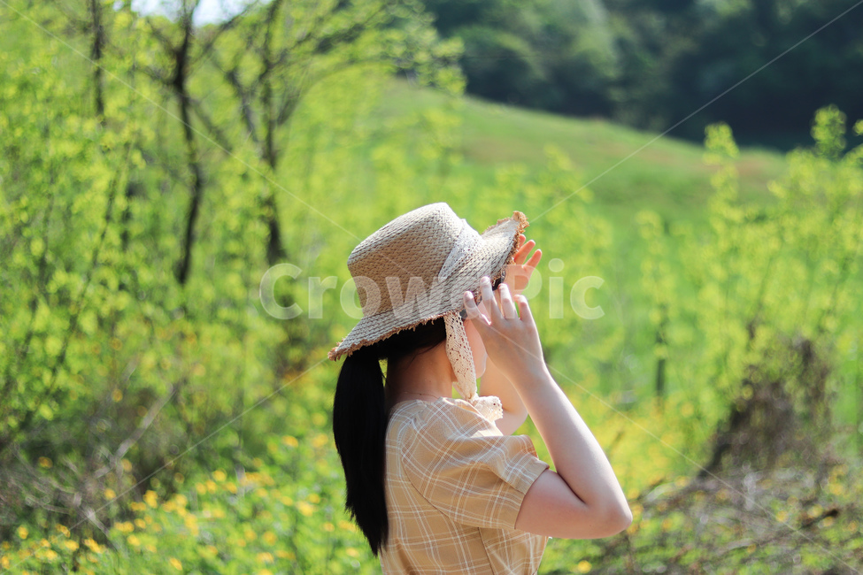 봄,자연,옆모습,소녀,햇살,왕골모자,산,들,파릇파릇,사람,인물,인간,human,person,여성,여자,woman,female,lady,여행,휴가,traveling,vacation,trip