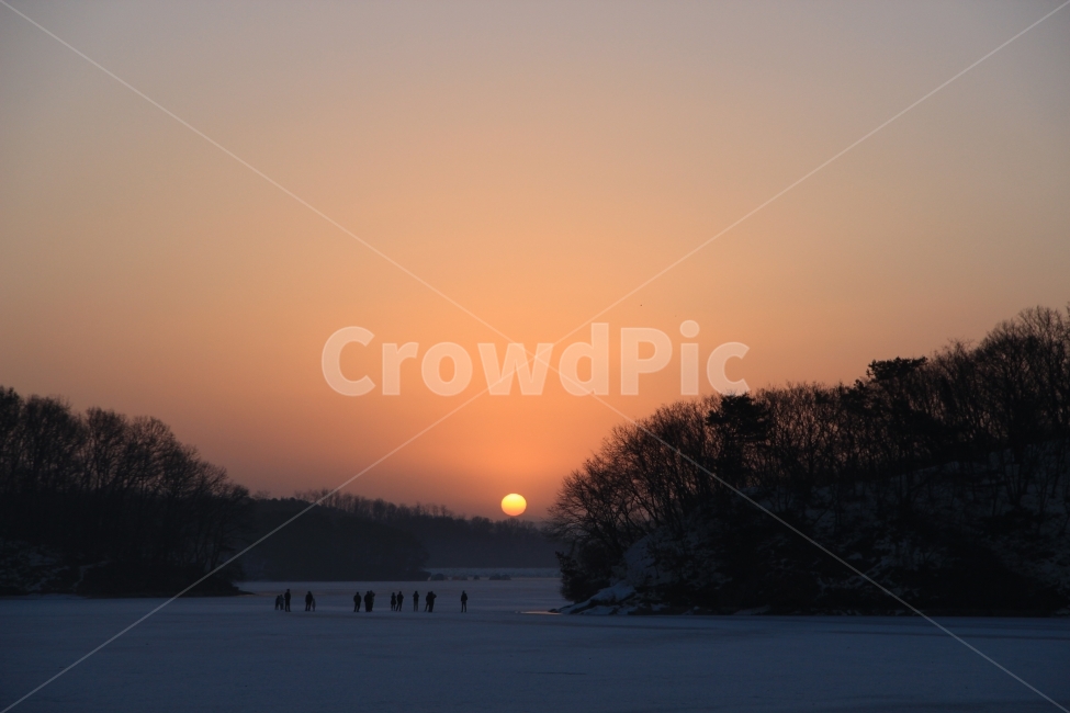 새해,일출,저수지,소원,바램,자연,풍경,nature,landscape,한국자연풍경,한국자연경관,korea nature landscape,outdoors,옥외,dusk,황혼,dawn,새벽,red sky,붉은 하늘,sky,하늘,sunset,일몰