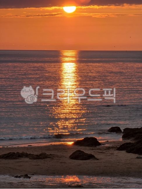 nature,Sunset between clouds,sunset,beach sunset,west sea
