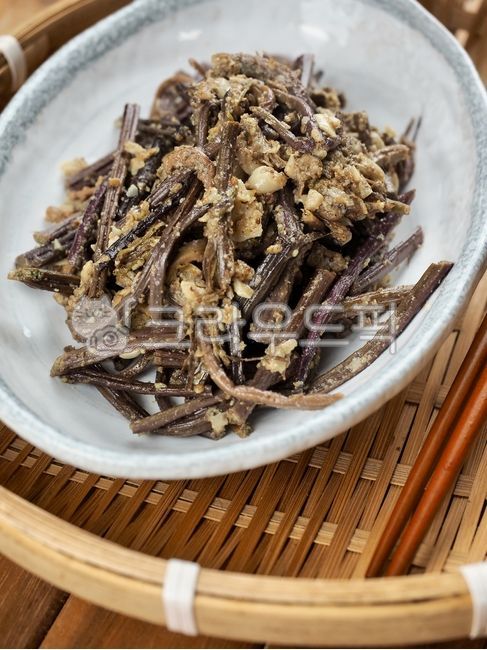 고사리무침,고사리,반찬,나물,봄나물,한식,밑반찬,한국음식,음식,채소,식사,채식,갈색,전통음식,나물요리,요리,bracken,sidedish,herbs,springgreens,koreanfood,food,sidedishes,vegetable,meal,vegetariandiet,brown,traditionalfood,herbdishes,cooking