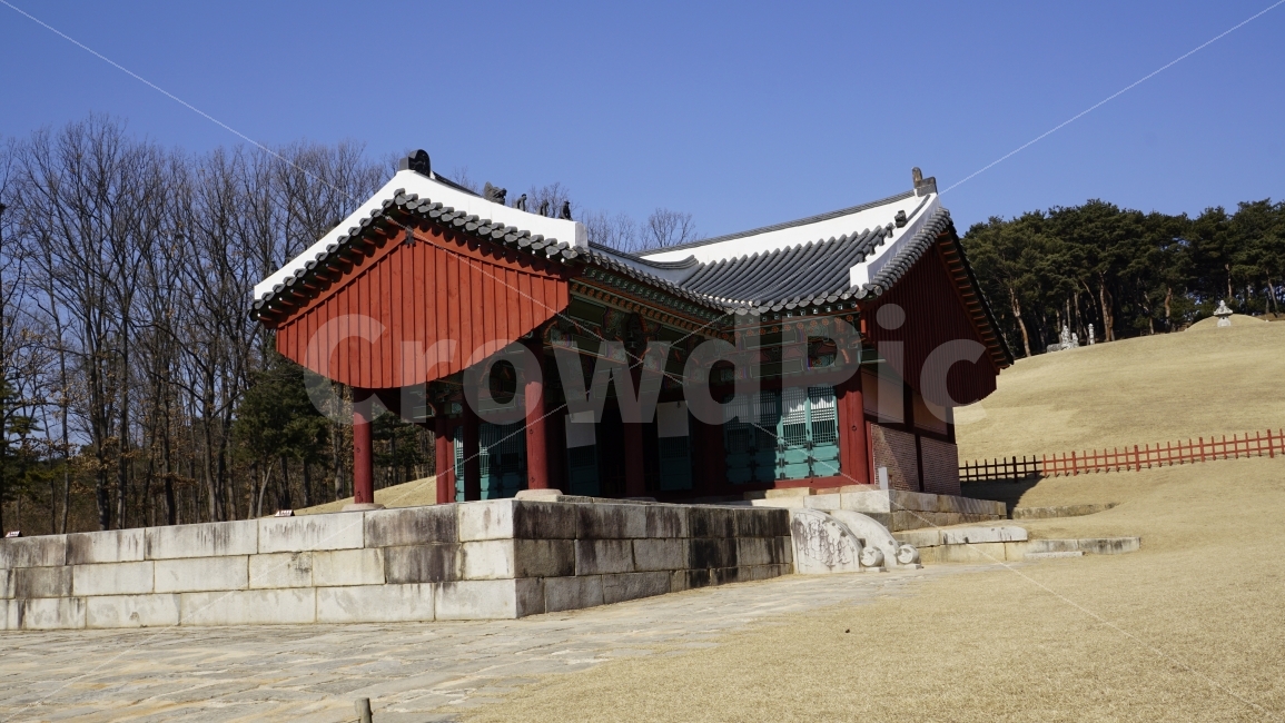 수원,융건릉,나무,숲,숲속,공원,산길,언덕,고개,자연,경치,풍경,식물,조선,한국,하늘,나뭇가지,산책,왕릉,조선왕릉,역사,전통,건축,한옥,정자각,융릉,건릉,문화,문화재,유적지,유적,유네스코세계문화유산,한국적인,한국문화,한국역사,히스토리,history,culture조선시대,과거,옛날,korea,snap,snpshot,스냅,스냅사진,스넵,스넵사진,감성,감성사진,힐링,힐링사진,landscape,nature,정조,정조대왕,용마루,추녀마루,내림마루,잡상,와제,10신상,한국전통,한국문화,korean traditional,korean culture