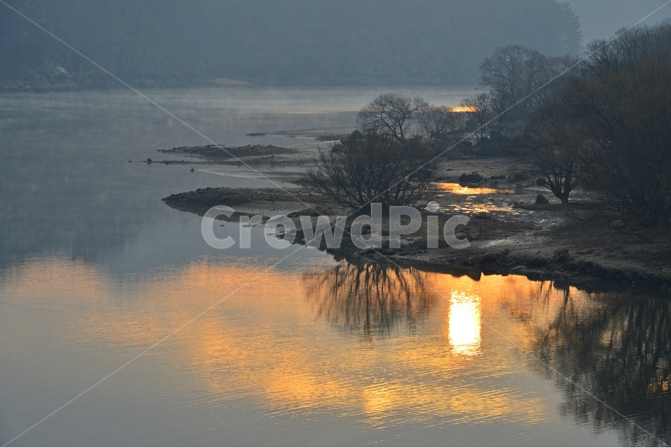 sky,하늘,redsky,붉은하늘,dawn,새벽,scenery,풍경,landscape,경치,nature,자연,water,물,outdoors,옥외,sunlight,햇빛,경남,합천,합천보조댐,합천보조댐아침,여명,물안개,일출,해돋이