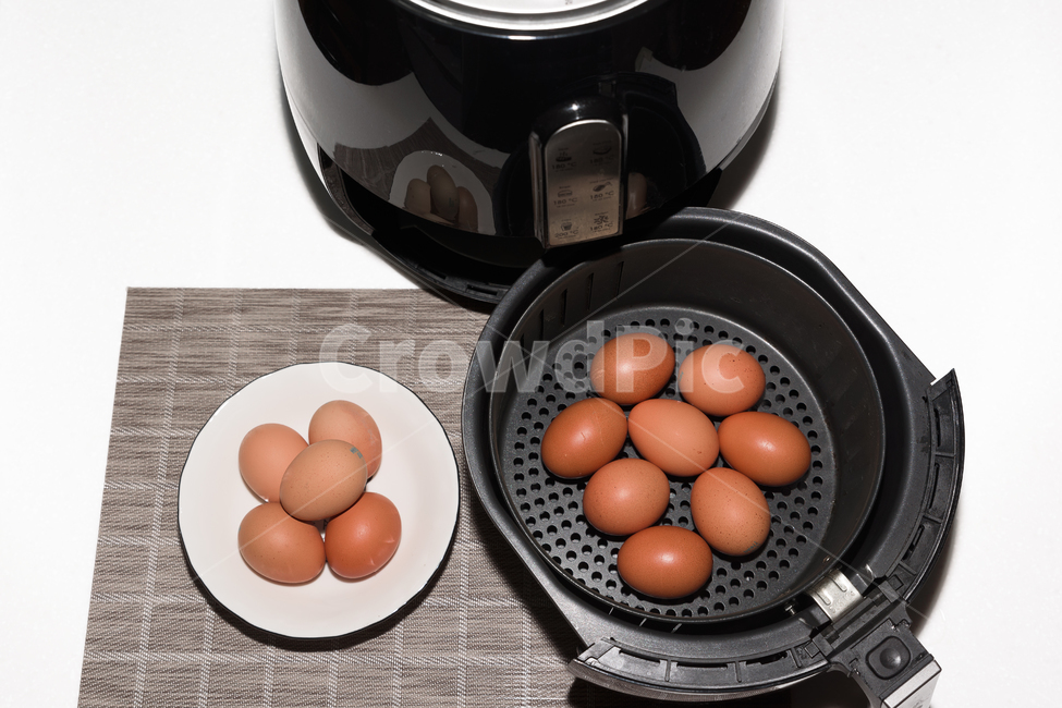 에어프라이어,열풍,굽기,익히기,건조,조리,계란,삶은계란,고온,타이머,전기프라이팬,전기오븐,음식,식재료,요리,food,cook,meal,dishes,food reserves