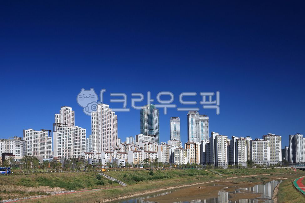 hyundai,city,Cheongna International City,dwelling,construct,house,building,Western,stream,modern architecture,sight,River,Residentialcommercial complex,sky,brook,nature,Mixed apartment,Incheon,real estate,downtown,water,outdoor,environment,korea,new city,