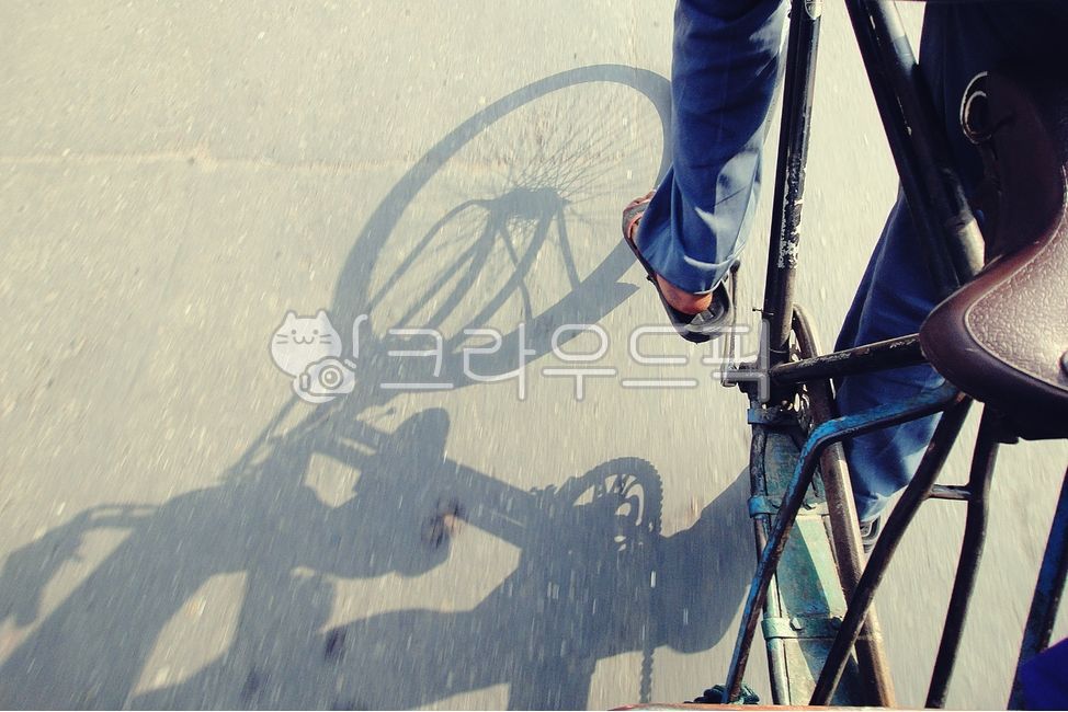 footwear,bicycle,shadow,rickshaw,life,foot