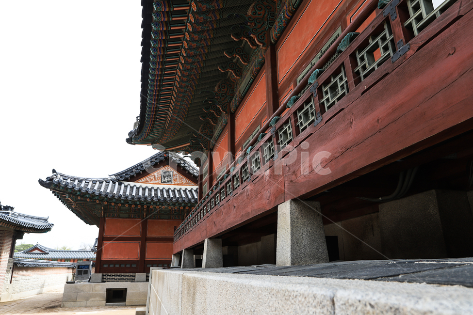 경복궁,문화재,서울,건축,궁전,문,지붕,기와,돌담,돌기둥,고건축,종로구,한옥,한국,건청궁,창호지,서까래,석가래,기둥,창살,흙길,주춧돌,추녀,목조건축물,창문,처마,단청,한국전통,한국문화,korean traditional,korean culture,건축물,건물외관,exterior,building,structure,architecture,construction