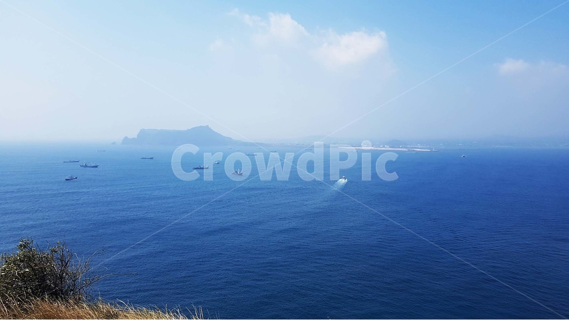 해변,바다,하늘,해수욕장,구름,자연,풍경,제주도,평화,쉼,에메랄드,푸른,파란,우도,우도봉,성산일출봉,배,보트,물살,선박,자연,풍경,nature,landscape,한국자연풍경,한국자연경관,korea nature landscape,제주도,jeju,jeju island,outdoors,옥외,land,땅,sea,ocean,대양,water,물,shoreline,해안선