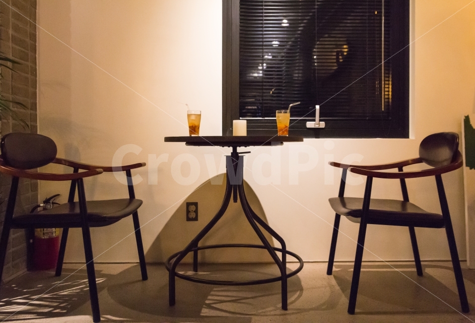의자,테이블,커플,연인,음료,에이드,시원한,인테리어,좌석,자리,창문,실내,interior,조명,내부,음료수,drink,beverage,인테리어,실내디자인,interior design