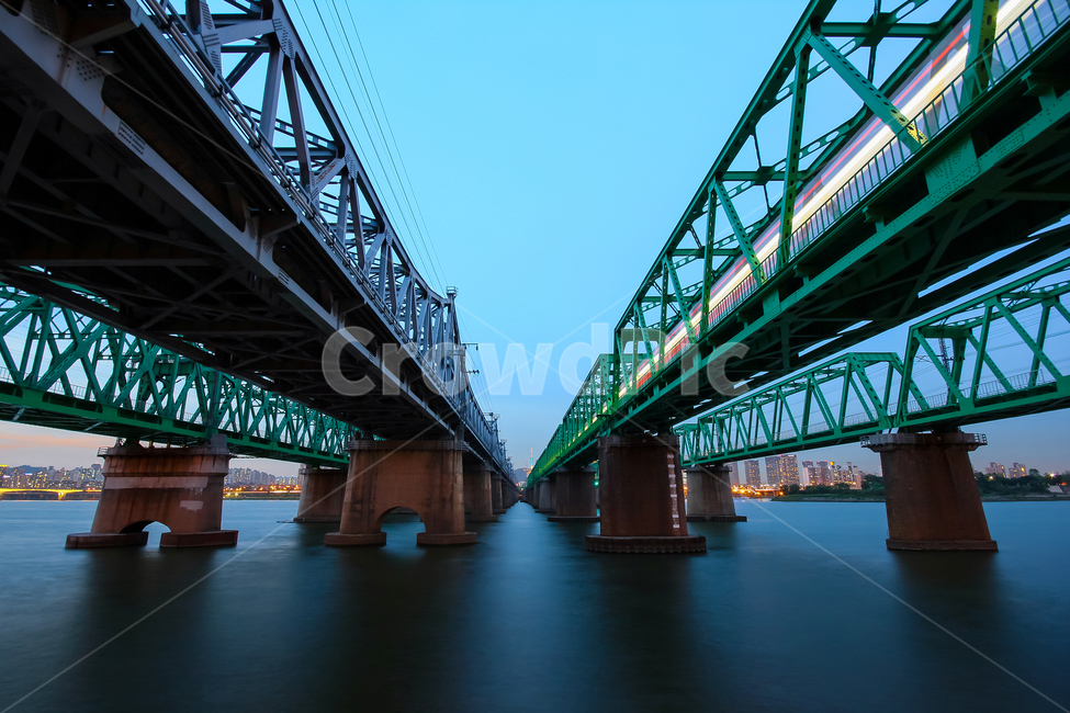건물,다리,bridge,architecture,city,river,water,building,landmark,urban,view,blue,tourism,cityscape,landscape,town,night,street,skyline,light,beautiful,road,history,outdoor,scene,transportation,modern,structure,reflection,construction,ancient,downtown,서울,도시,한강,한강철교,기차,철도,철로,길,구조,야경,빛,파랑,물,강