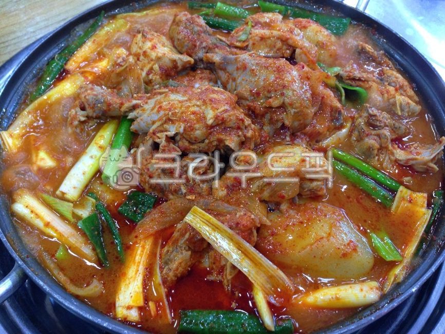 닭볶음탕,닭도리탕,토종닭,토종닭볶음탕,토종닭도리탕,닭요리,닭,닭고기,매운음식,탕,국물,냄비,매운요리,매콤한,야채,채소,대파,파,감자,음식,요리,식사,식재료,먹방,밥도둑,dish,food,meal,cook
