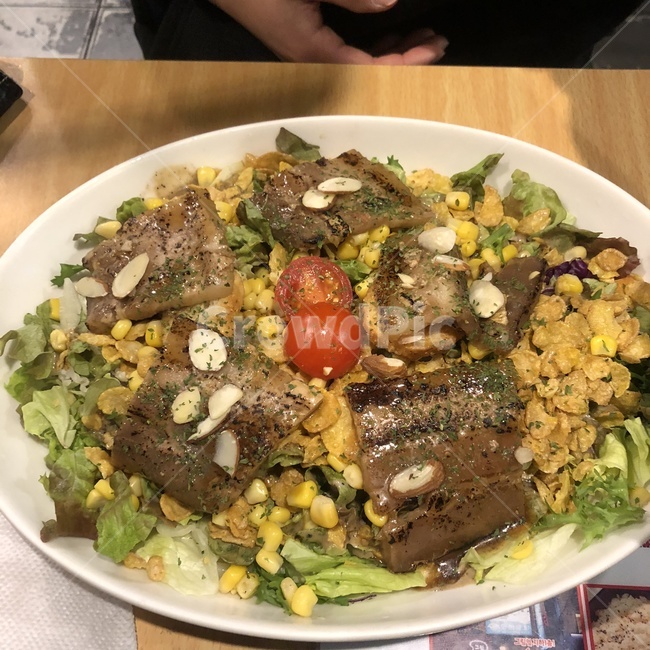 우동,삼겹살,냉우동,샐러드우동,샐러드,양상추,콘샐럳,food,음식,dish,요리,meal,식사,토마토