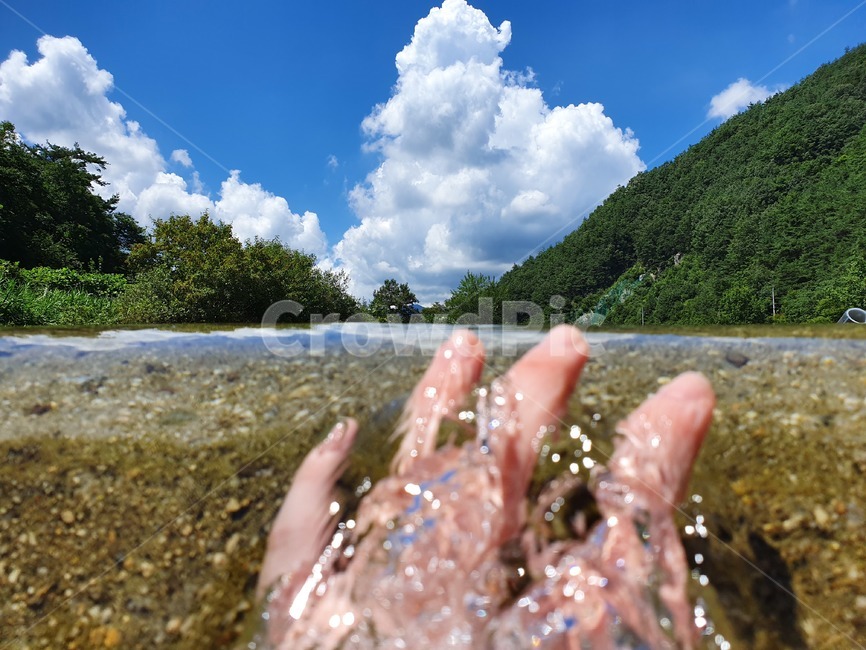 계곡,하늘,풍경,시원함,자연,손,물,여름,파랑,water,nature,자연풍경,개울가,청량한,가을