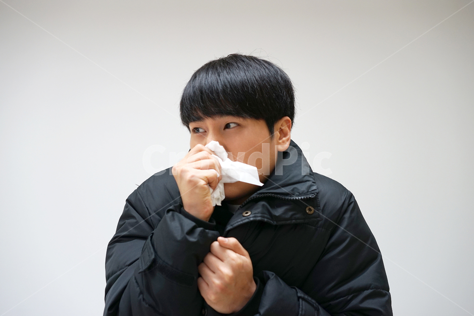 추위,강추위,남자,남성,콧물,코감기,감기,휴지,겨울,패딩,한파,몸살,한겨울,겨울,계절,winter,season,사람,인물,인간,human,person,남성,남자,man,male,건강,헬스웨어,헬스케어,healthware,health care