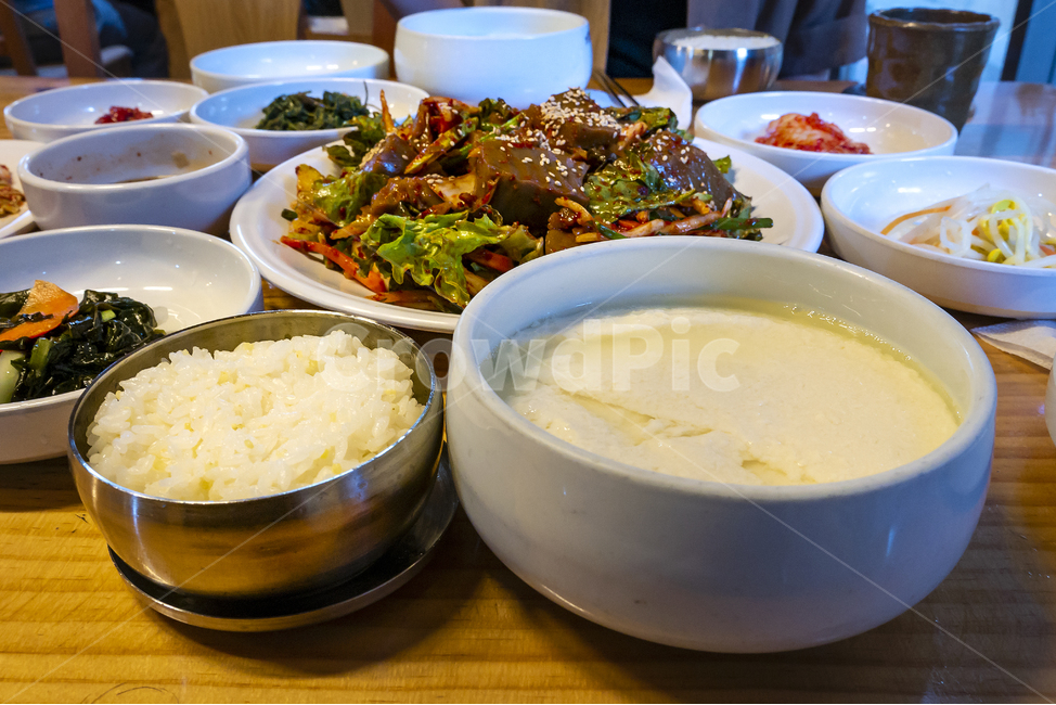 순두부,두부,정식,한식,전통음식,쌀밥,한상,한상차림,한국,음식,맛있는,부드러운,나무,테이블,고소한,음식,식재료,요리,food,cook,meal,dishes,food reserves,한식,한국음식,한국요리,korean food,korean dishes,korean meal,korean cook