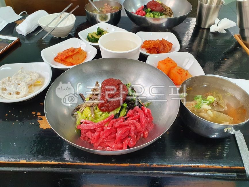 육회비빔밥,육회,비빔밥,소고기,생고기,고사리,호박,김,고추장,양념,고추장양념,반찬,한국음식,육회비빔밥한상,한상차림,선지국,김치,연근,동치미,깍두기,오이,지포무침,식사,요리,한끼식사,점심,저녁,food,cook,meal,접시,dish