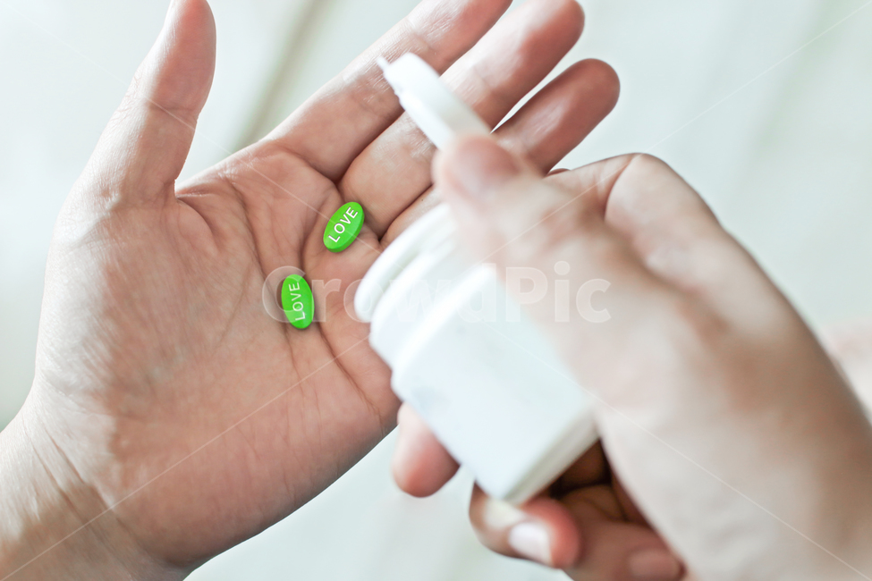 love,알약,처방전,약,사랑,초록색,손,손바닥,캡슐,painkiller,두통약,human,인간,person,사람,필요,관심,medicine,pill,플라스틱,통,용기,흰색,사람,인물,인간,human,person,신체일부,몸,body,의료,의학,병원,medical,hospital,clinic