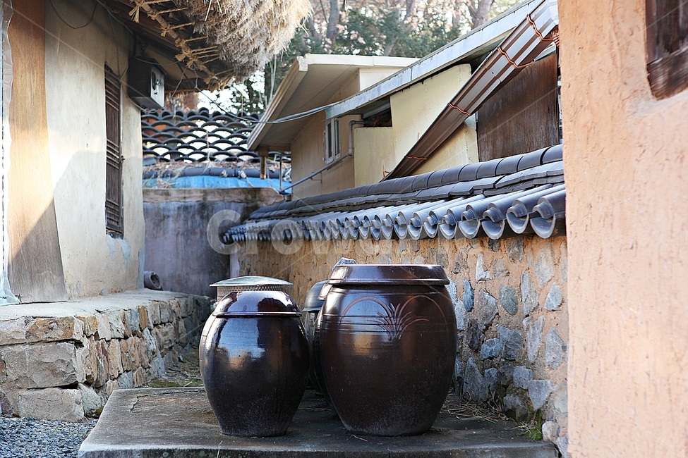 항아리,단지,옹기,토기,담장,초가집,초가,장독대,자연,풍경,겨울,한국전통,한국문화,korean traditional,korean culture
