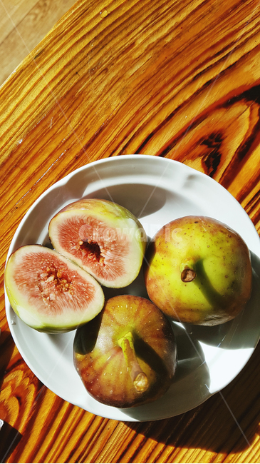 half,FIG,wood grain,fruit,section,seasonal fruits,food