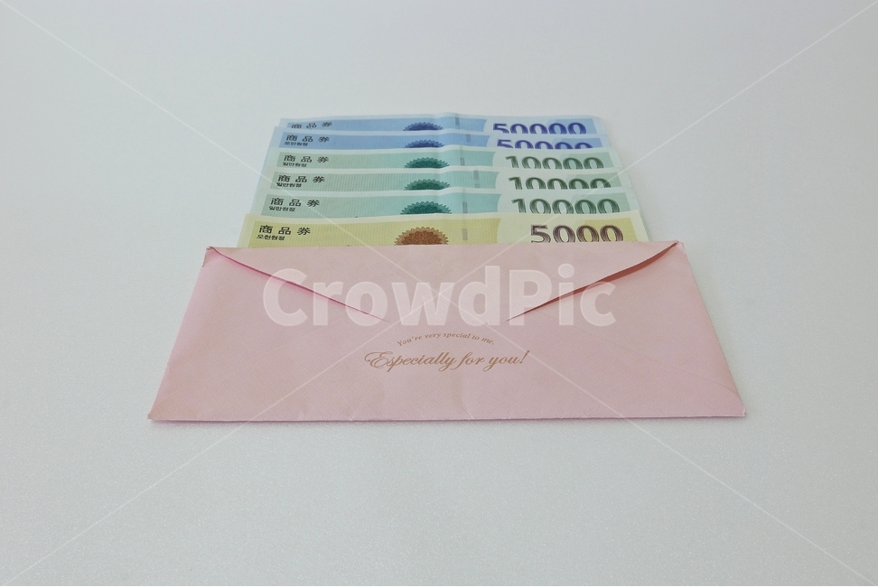 봉투,돈,선물,지폐,오만원,컨셉,배경,종이돈,한국돈,돈봉투,전달,용돈,축하금,비자금,저금,저축,화폐,한국은행,종이,기금,분홍색,만원,오천원,상품권,금융,돈,finance,banking,money,누끼,remove background