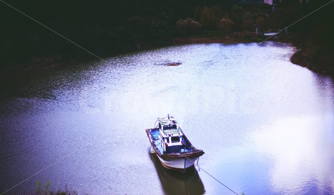 호수,배,강,감성,빈티지,자연,풍경,nature,landscape,감성,sensible,feeling,vehicle,차량,watercraft,선박,transportation,교통,boat,보트