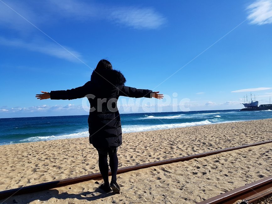 여자,뒷모습,바닷가,만세,겨울바다,해변,바다,beach,sea,사람,인물,인간,human,person,여성,여자,woman,female,lady