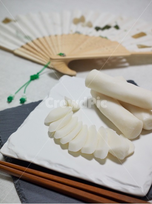 떡국떡,가래떡,설날음식,추석음식,명절음식,명절,한국음식,식품,한식,한국문화,한국,배경,음식문화,웰빙,문화,아시아,아시아음식,접시,전통,설날,추석,음식,떡,흰색,한국전통,한국문화,korean traditional,korean culture,음식,식재료,요리,food,cook,meal,dishes,food reserves
