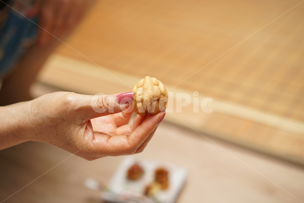 간식,간식거리,주전부리,호두과자,과자,음식,먹방,먹거리,푸드,food,사람,인물,인간,human,person,신체일부,몸,body,음식,식재료,요리,food,cook,meal,dishes,food reserves,디저트,간식,후식,dessert,snack