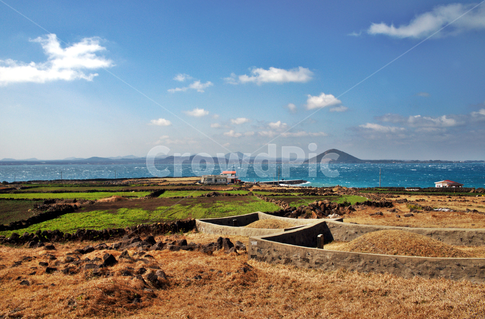 우도,제주,올레11코스,올레,자연,구름,밭,돌,무덤,자연,풍경,nature,landscape,한국자연풍경,한국자연경관,korea nature landscape,제주도,jeju,jeju island,outdoors,옥외,land,땅