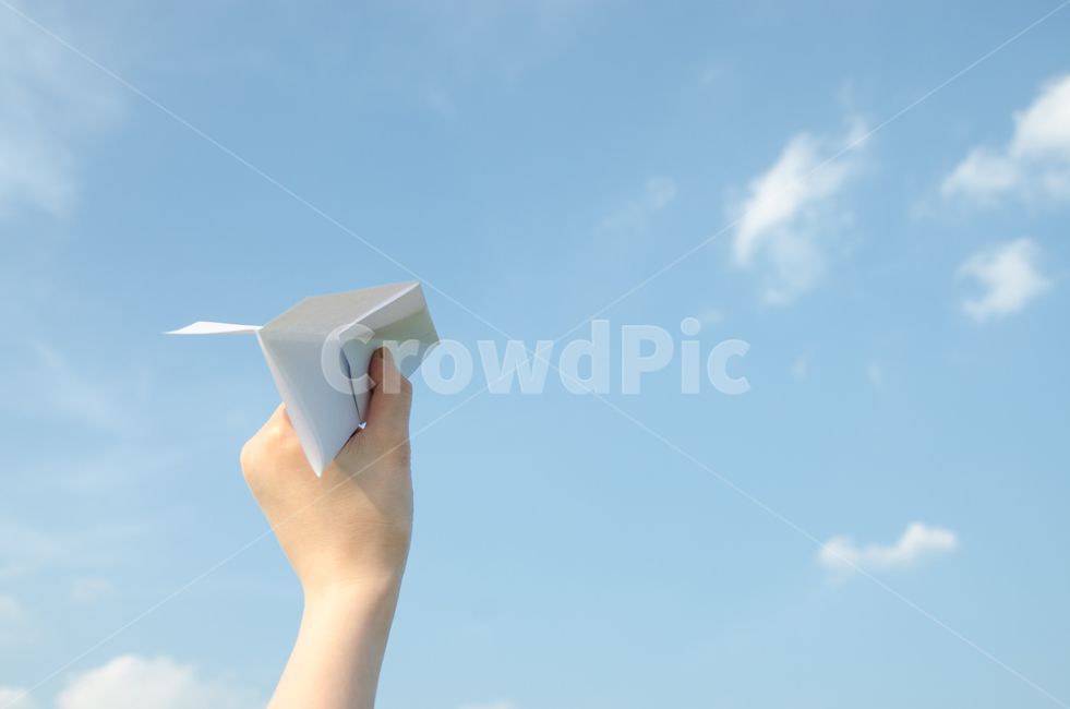 손,종이비행기,하늘,구름,꿈,비행기,배경,푸른,여성,비행,날다,자유,재미,미래,놀이,던지기,여자,컨셉,백그라운드,종이