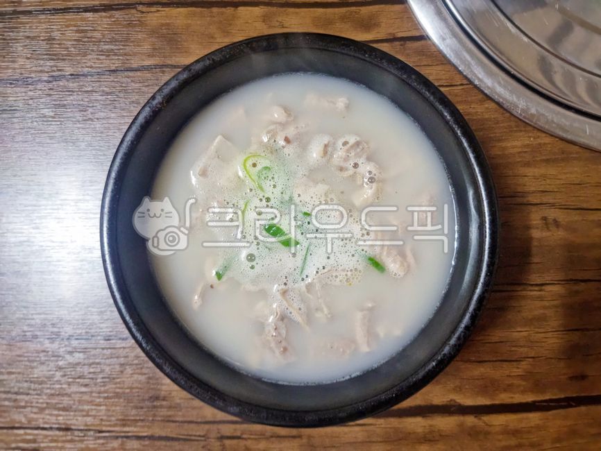 순대국밥,국밥,소울푸드,이열치열,순댓국,안주,식사,1인분,한끼식사,내장,국물,사골국물,고기,한끼,뚝배기,육수,사골육수,요리,식탁,나무판,음식,그릇,bowl,food,meal,순대국,술안주,먹거리,테이블,서민음식,원기회복,보양음식,돼지요리,한식,comfortfood,sundae,sundaesoup,해장,sundaegukbap,한국요리,koreanfood,koreandishes,koreanmeal,koreancook,육류,아시아음식,전통음식,국,식재료,한국음식,맛집,먹방,별미,따끈한,혼밥,해장국,숙취,내장탕,뜨거운,cook,tasty,음식문화,숙취해소,사발,밥도둑