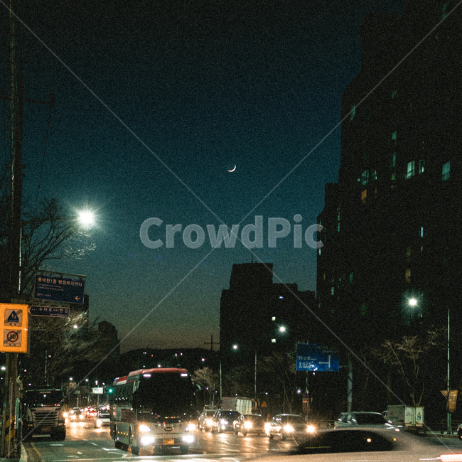 퇴근,퇴근길,달,손톱달,밤하늘,밤,그라데이션,하늘,야경,밤,풍경,nightscape,night,landscape,도시,city,한국도시풍경,한국도시경관,korea cityscape,감성,sensible,feeling,교통,교통수단,traffic,transportation,road,도로