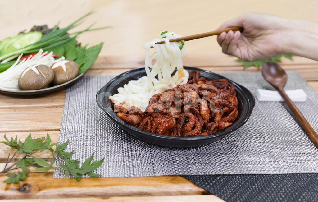 음식,쭈꾸미볶음,식사,안주,쭈꾸미,저녁식사,한식,korea,spicy,오징어볶음,식당,매콤,매운맛,red,맛집,고추장,고춧가루,식재료,요리,cook,reserves,수산물,해산물,fisheryproducts,seafood,한국음식,한국요리,food,dishes,korean,meal,koreancook,맛있다,먹다,맵다,소스,볶음,사람,인물,인간,human,person,신체일부,몸,body,음식,식재료,요리,food,cook,meal,dishes,food reserves,한식,한국음식,한국요리,korean food,korean dishes,korean meal,korean cook