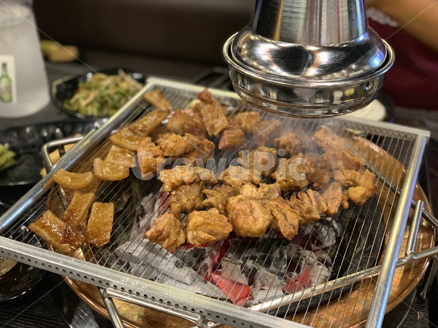 갈비,돼지고기,돼지갈비,meat,고기굽는모습,불판,숯불,음식,식재료,요리,food,cook,meal,dishes,food reserves,육류,고기,meat