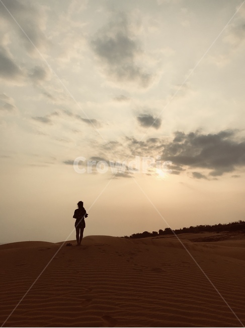 베트남,무이네,레드샌듄,사구,사막,일출,선라이즈,역광,자연,풍경,nature,landscape,해외,외국,세계,foreign,oversea,world,세계자연풍경,해외자연풍경,외국자연풍경,world nature landscape,사람,인물,인간,human,person,여성,여자,woman,female,lady,soil,흙,outdoors,옥외,sand,모래,desert,dune,모래 언덕