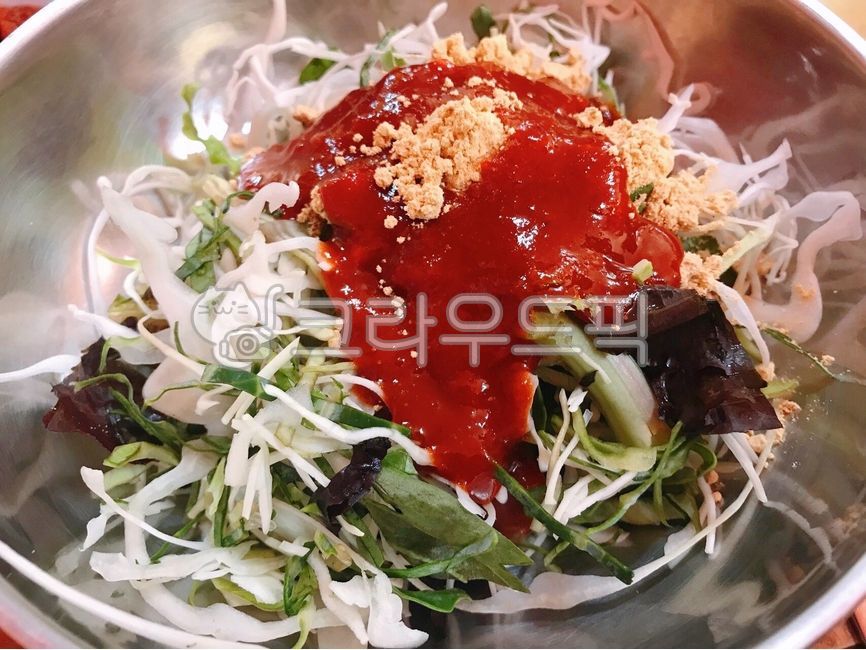 양념장,야채,채소,콩가루,막국수,비빔국수,국수,상추,깻잎,양배추,양념,음식,식사,food,meal