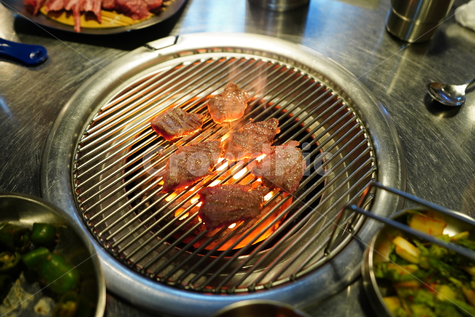 고기,화로,연탄,음식,육류,육식,구이,안주,먹거리,먹방,food,연탄구이,불판,식사,한식,소고기,한우,술자리,술안주,음식,식재료,요리,food,cook,meal,dishes,food reserves,육류,고기,meat