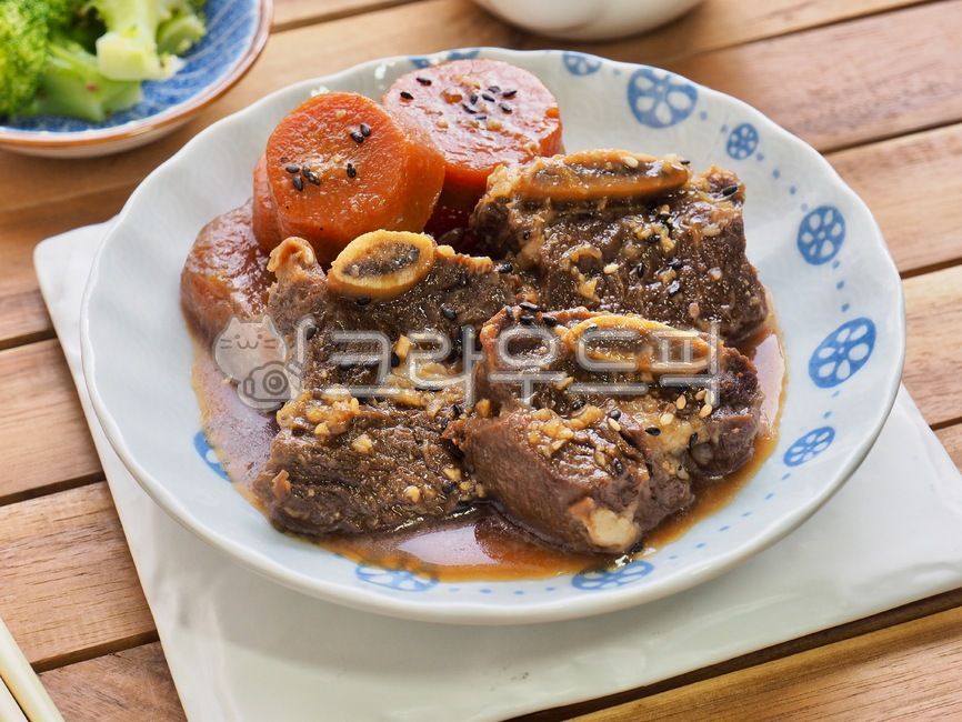 소고기,소갈비,스테이크,소고기스테이크,갈비찜,소갈비찜,음식,한국음식,요리,식사,배경,소스,고기,아시아음식,beef,beefrib,steak,beefsteak,galbijjim,beefribs,food,koreanfood,cooking,meal,background,sauce,meat,asianfood,전통음식,한국전통음식,반찬,traditionalfood,koreantraditionalfood,sidedish,접시,도자기접시,plate,porcelainplate