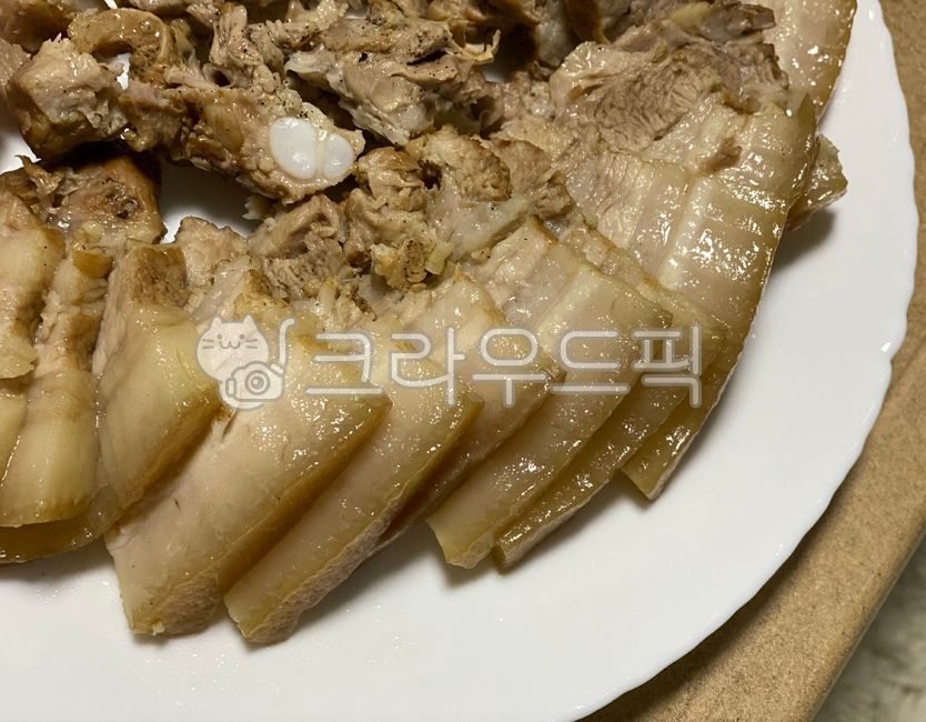 보쌈,윤기나는,두툼한,먹음직스러운,담백한,집밥,직접요리한,맛있는,식사,요리,슬라이스,sliced,meal,food,dish,음식,클로즈업