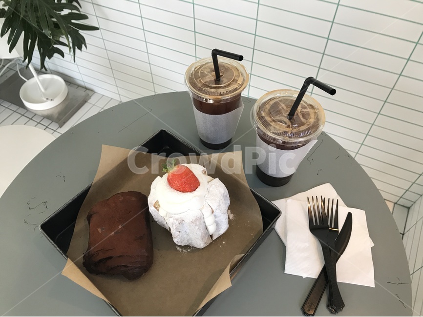 커피,아아메,아메리카노,디저트,크로와상,카페,데이트,커플,데일리,예쁜카페,딸기,초코크로와상,전주카페,베이커리,냠냠,음식,음식,식재료,요리,food,cook,meal,dishes,food reserves,빵,bread,디저트,간식,후식,dessert,snack,커피,카페,coffee,cafe