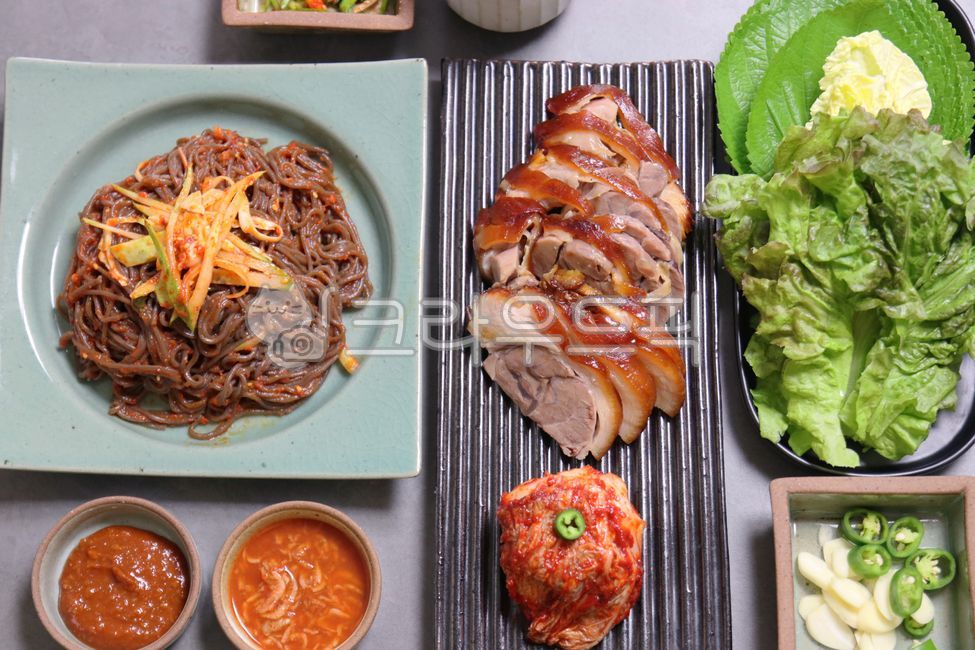 한상차림,상차림,한식,고기,막국수,족발,보쌈,김치,음식,식재료,요리,food,cook,meal,dishes,food reserves