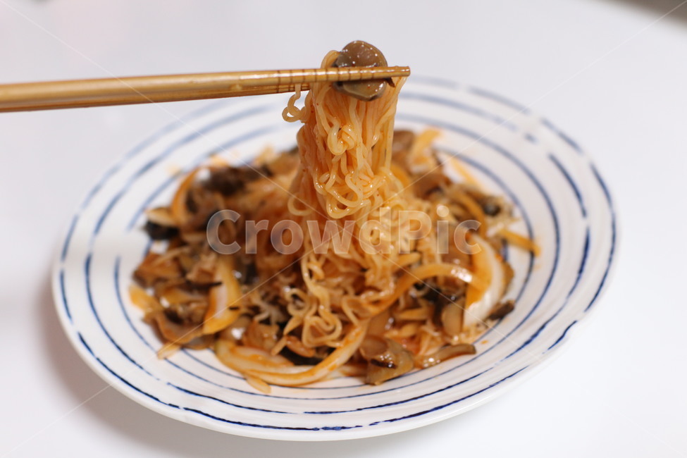 비빔면,골뱅이,골빔면,국수,골뱅이비빔,한국음식,한국요리,한식,양파,접시,dishes,식재료,음식,점심,야식,간단한음식,매운맛,매운음식,젓가락,한젓갈,한젓가락,koreanfood,koreancook,koreanmeal,조합