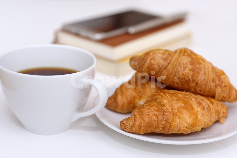 커피,빵,아침식사,컵,커피잔,다이어트,간편한,신선한,점심,점심식사,식사,현대,아침,접시,휴식,상쾌한,간단한,공간,오피스,브런치,하얀,흰,흰색,배경,백그라운드,여백,간식,여유,오브젝트,블랙커피,아메리카노,음식,책,도서,수첩,다이어리,스마트폰,핸드폰,만년필,필기도구,생활,음식,식재료,요리,food,cook,meal,dishes,food reserves,빵,bread,디저트,간식,후식,dessert,snack,커피,카페,coffee,cafe