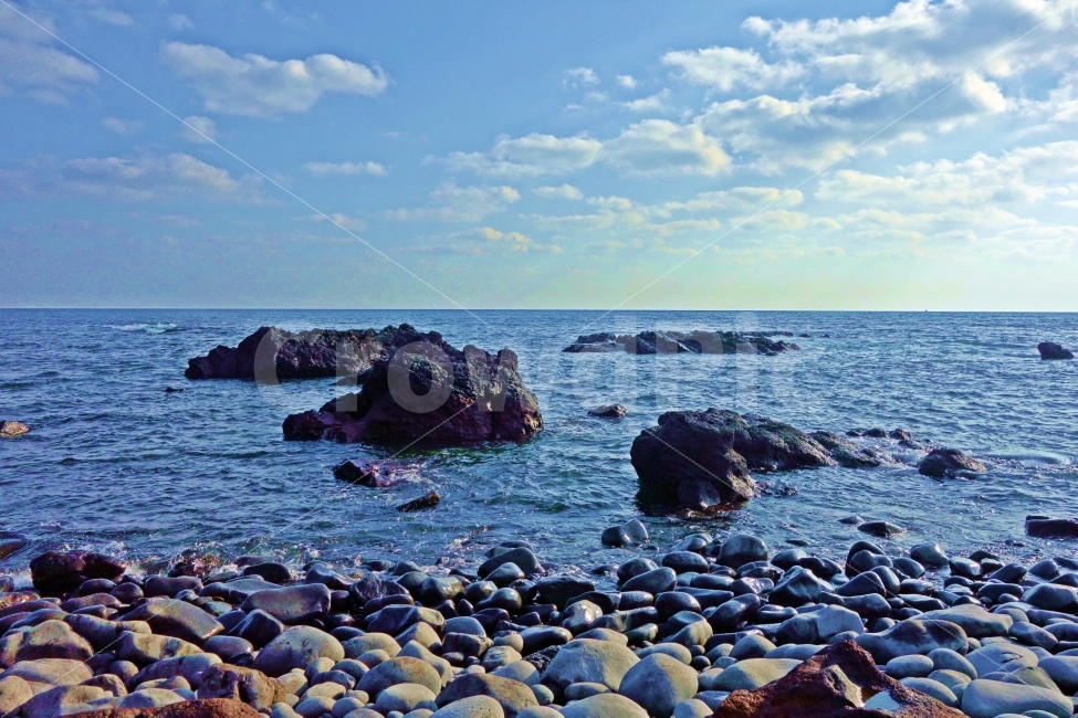 제주도,갯깍주상절리대,앞바다,현무암,자갈,흰,구름,하늘,푸른,수평선,여행,제주,제주여행,제주도여행,자연,풍경,경치,아름다운,전망,그림,같은,뷰,드넓은,바다,망망대해,돌,바위,파도,자연,풍경,nature,landscape,한국자연풍경,한국자연경관,korea nature landscape,해변,바다,beach,sea,제주도,jeju,jeju island