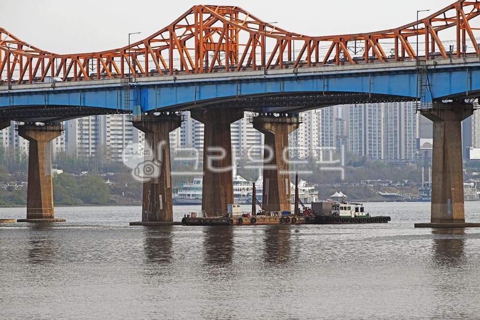 Dongho Bridge,Han River,Han River Bridge,Barge,Pier,River,Steel Plate Truss Bridge