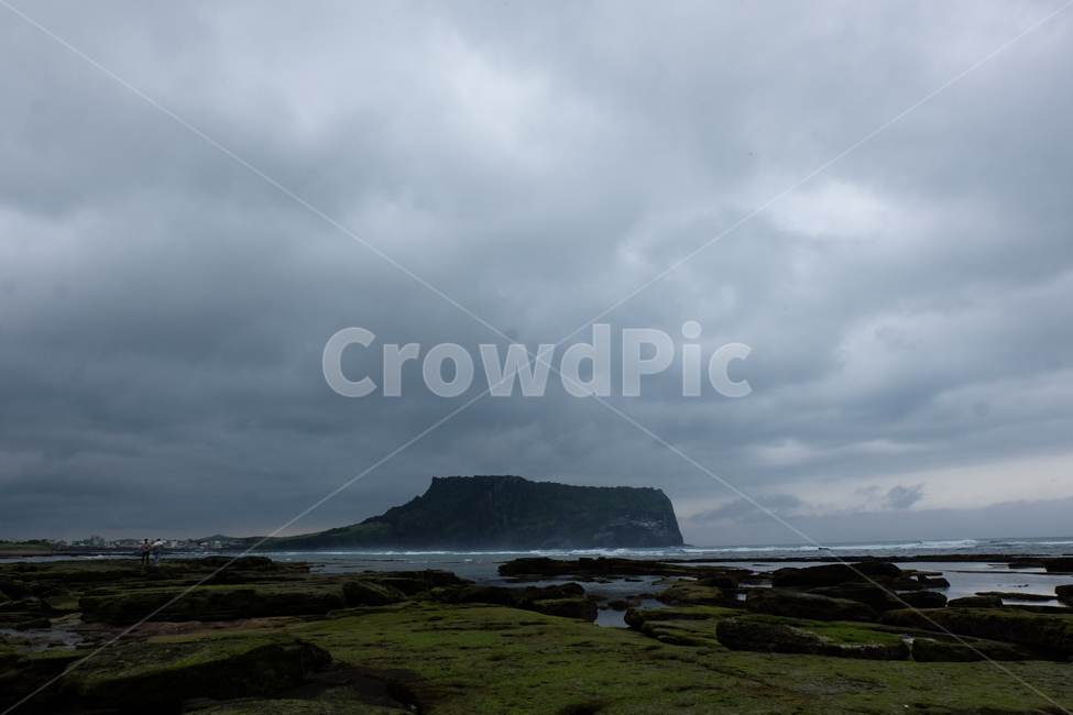 제주도,성산일출봉,바다,하늘,jeju,자연,풍경,nature,landscape,한국자연풍경,한국자연경관,korea nature landscape,제주도,jeju,jeju island,outdoors,옥외,land,땅,sea,water,물,ocean,대양,shoreline,해안선