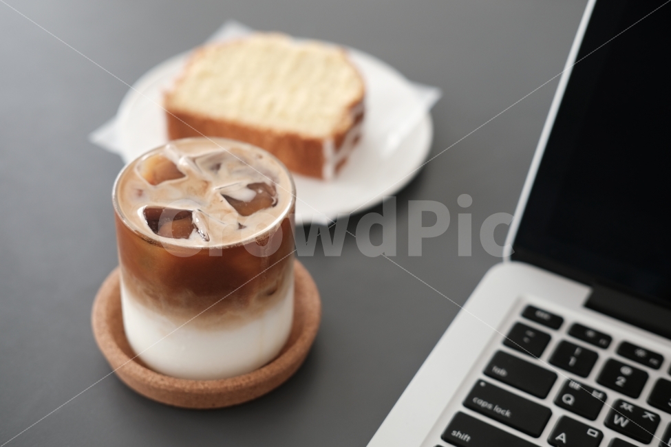 커피,노트북,카페투어,라떼,작업,음식,식재료,요리,food,cook,meal,dishes,food reserves,빵,bread,디저트,간식,후식,dessert,snack,커피,카페,coffee,cafe,정보통신기술,전자기기,전자제품,it,information,technology,electronic equipment,비즈니스,사업,business,service,work,연출,컨셉,콘셉,direction,concept