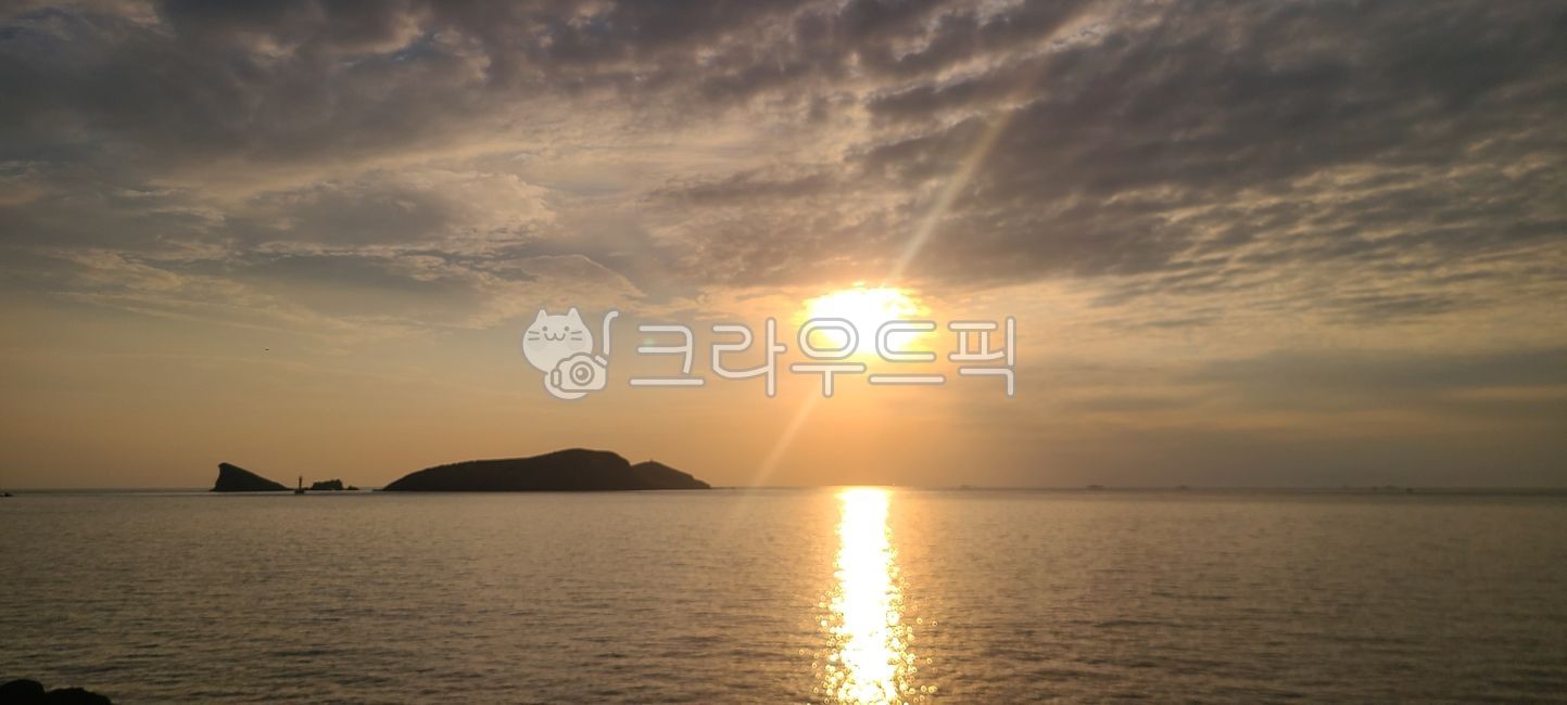 sky,windless,nature,water,sea,light and darkness,korea,sunlight,outdoors,ocean,light,Emotion